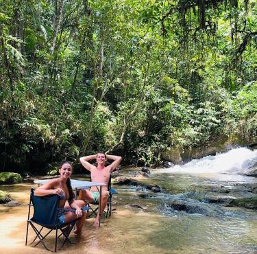 Casa de campo com cachoeira no quintal