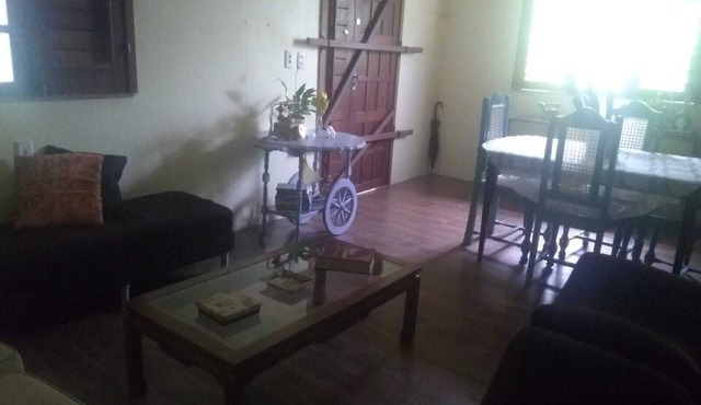 Casa de Campo em Sitio, com um Belo Jardim e Fogueira. Aceitamos Pets