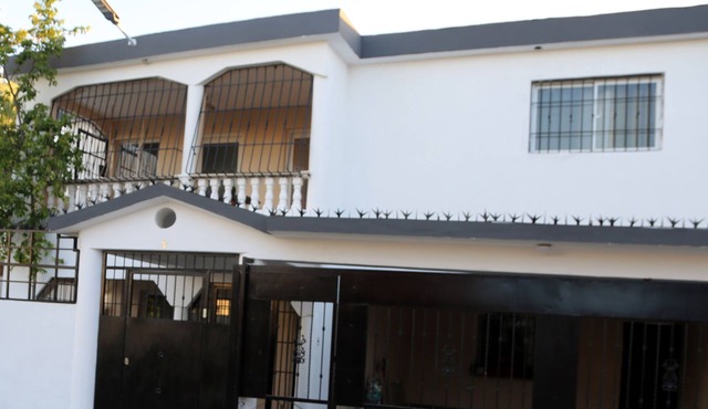 Casa de dos niveles de concepto abierto en Santo Domingo Este. .