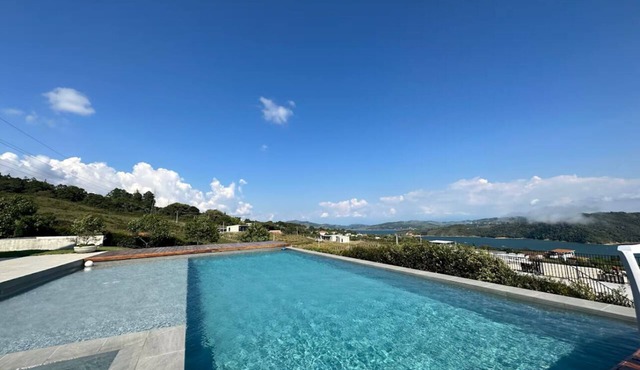 CASA DE LUJO CON INCREIBLE VISTA AL LAGO CALIMA
