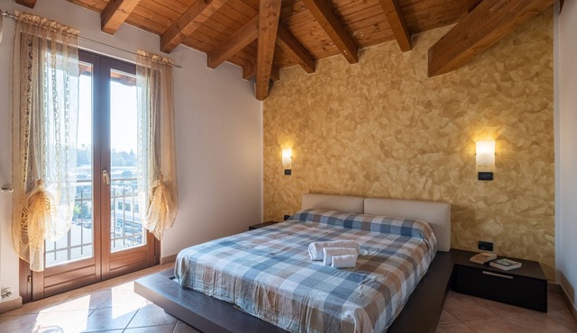 Casa del Gatto - Three Bedroom Apartment, Sleeps 4