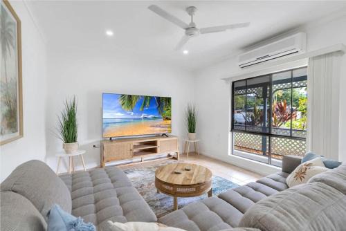 Casa Del Mar - Poolside Retreat Near Trinity Beach