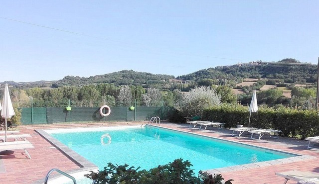 Casa delle Mammole C: A characteristic and welcoming apartment that is part of an ancient country house surrounded by the greenery, with Free WI-FI.