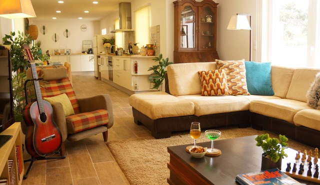 "Casa do Areal, Retreat close to scenic trails & the most awarded Beach."