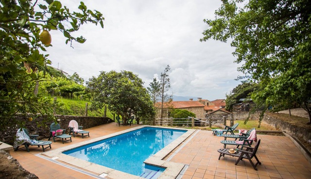 "Casa do moinho" garden, pool and barbecue.