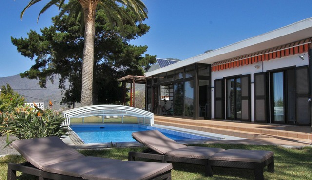 Casa Dos Dragos holiday home with pool and sea view