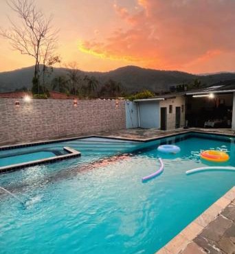 Casa em Bertioga com piscina aquecida Sitio família ROCHA