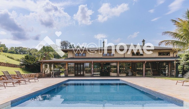 Casa em Condomínio com Piscina em Amparo