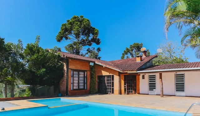 Casa em Cotia com piscina e área de lazer infantil