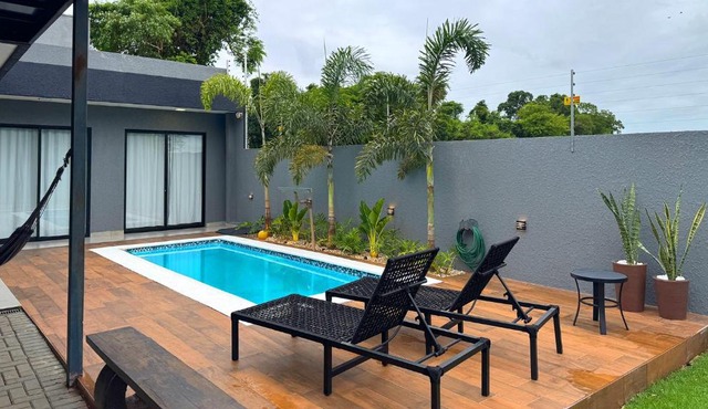 Casa em Foz do Iguaçu com piscina, churrasqueira e ar-condicionado em todos os cômodos