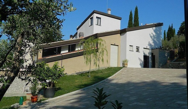 Casa Ennio: A modern and graceful two-story apartment that is part of a villa situated in a quiet location, a few minutes from the town center, with Free WI-FI.