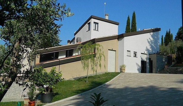 Casa Ennio, fully refundable with voucher*: A modern and graceful two-story apartment that is part of a villa situated in a quiet location, a few minutes from the town center, with Free WI-FI.