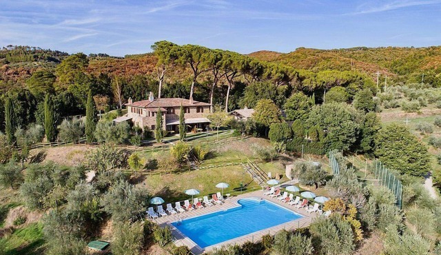 Casa Erbetta F: A characteristic and welcoming apartment that is part of an ancient country house surrounded by the greenery, with Free WI-FI.