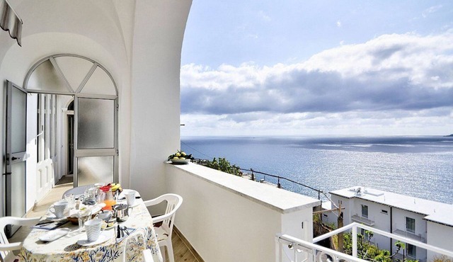 Casa Farfalla: A bright apartment that is part of a villa which faces the sun and the sea, with Free WI-FI.