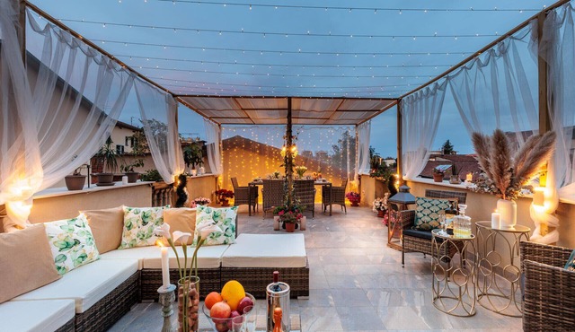 Casa Gina, a modern charming urban retreat with free parking by the train station and the Walls of Lucca