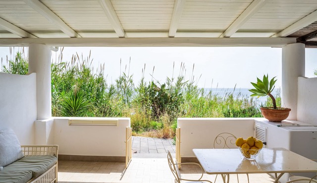 Casa Ginestra between the sea and the volcano