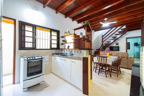 Casa Gomes com 3 suítes e ar-condicionado até 12 pessoas em Ubatuba Itaguá