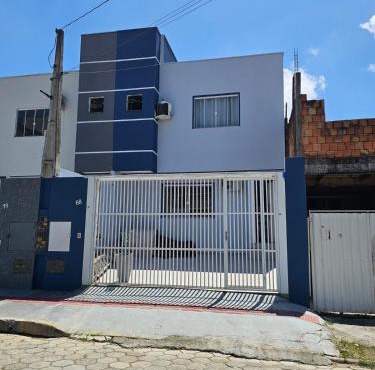 Casa Grande com Churrasqueira e Vaga para 2 carros