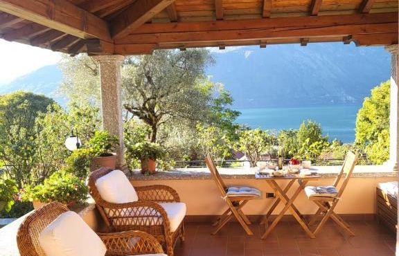 Casa Intignano - Camera con bagno e portico vista lago