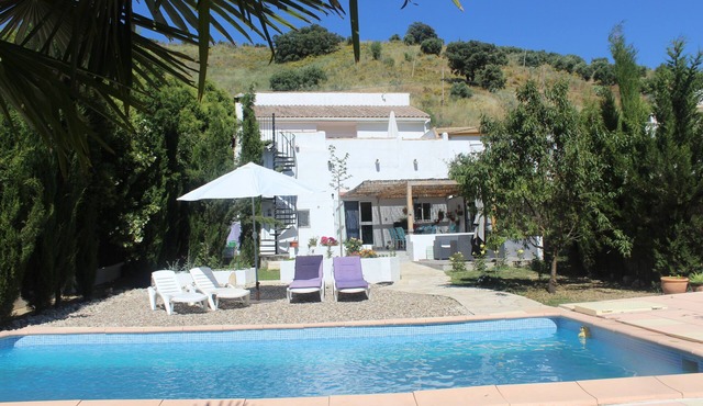 Casa La Nuez B & B, spacious bathrooms, free WiFi, terrace, swimming pool, garden