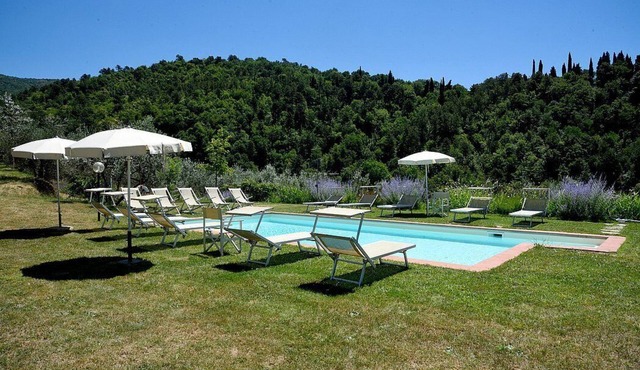 Casa Leggiadra B: A graceful apartment that is part of an ancient country house located on top of a small hill.