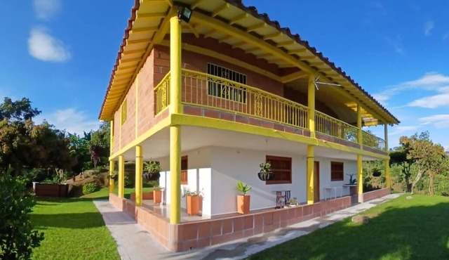 Casa linda between mountains and Café: Landscapes, birds and flowers