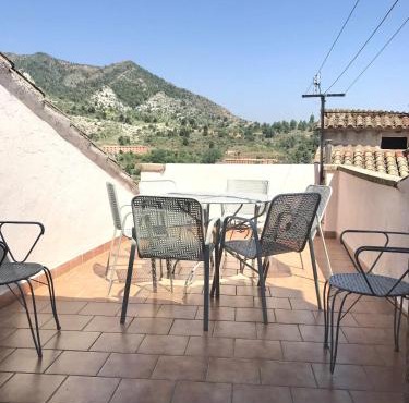 Casa Lola Beceite, terraza, barbacoa y chimenea