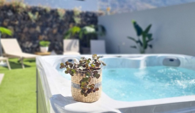 CASA LOLA EN PUERTO DE LA CRUZ CON JACUZZI Y VISTA