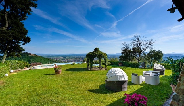 Casa Loretta Luxury Villa With Swimming Pool and Whirlpool