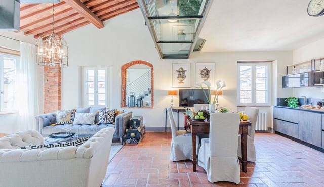 Casa Lucky, Romantic Modern 3 bedrooms Penthouse inside the Walls of Lucca