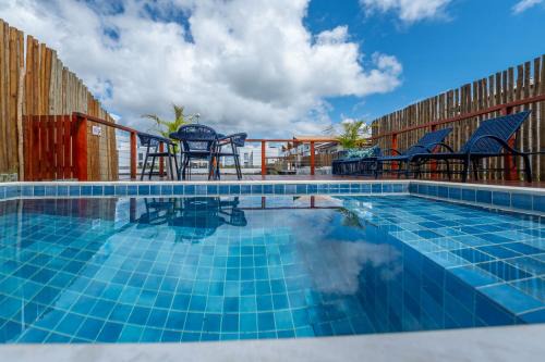 Casa Luz da Lua - Barra Grande - Maraú - Piscina privativa com deck de madeira à beira do lago