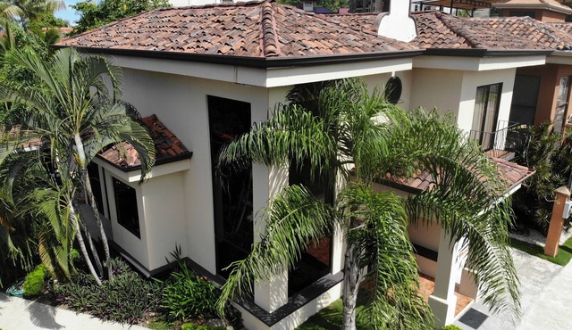 Casa Macaw, Beachfront, 4 bedroom house gated secure with pool