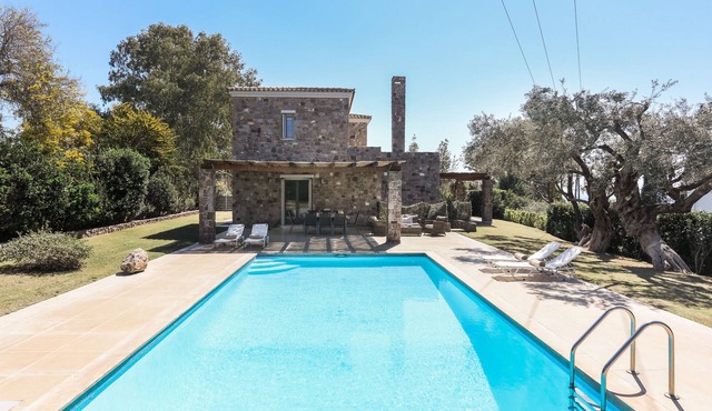 Casa Mai with private pool, up to 10 guests, 1 km. to Perdika, Aegina island