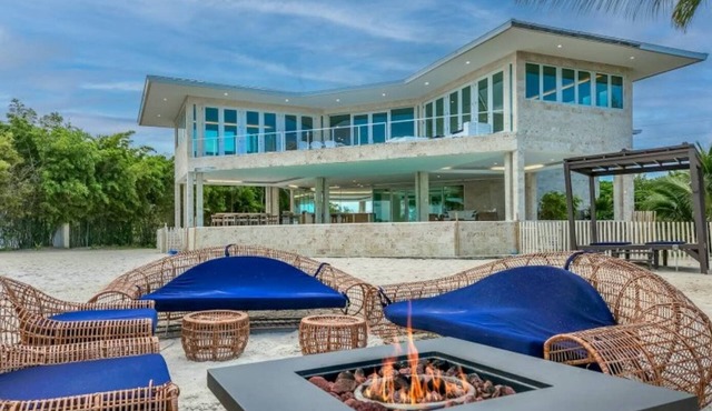 Casa Mare 5 bedroom 6 bath Tropical Oasis on the Ocean Pool, Sandy back yard and beach in Grassy Key