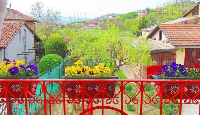 Casa Menestrello B: A welcoming apartment situated in the Roero area of Piedmont, with Free WI-FI.