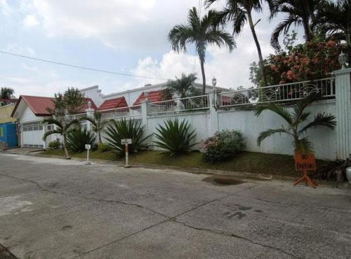 Casa Meyer's BF Homes International House for rent with pool and Jacuzzi
