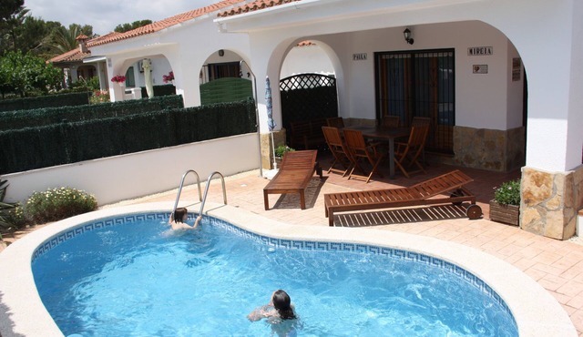 Casa Mireia and Paula Riumar, Costa Dorada, Delta del Ebro. Villa 300m from the beach