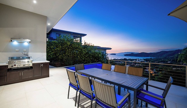 Casa Napoleon New 4-BR Modern Coastal Retreat with Infinity Pool & Sweeping Pacific Views