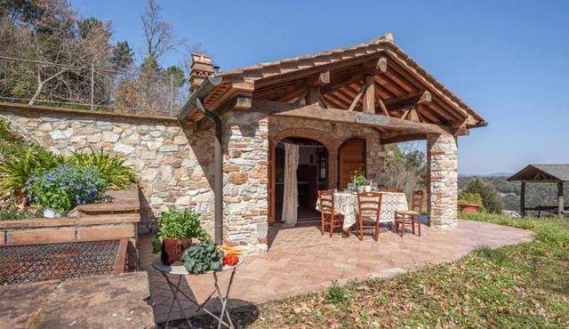 Casa nel Bosco - independent villa with large fully fenced garden