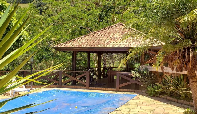 Casa no campo com cachoeira privativa - 10 pessoas