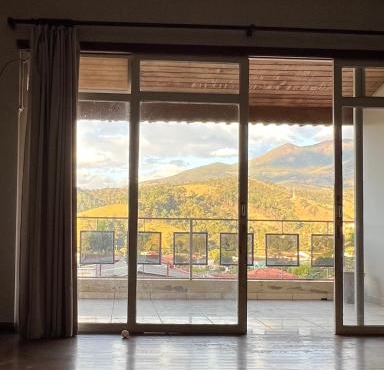 Casa no centro com vista para as montanhas