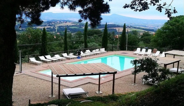 Casa Nocetta B: A characteristic and welcoming apartment that is part of an ancient country house surrounded by the greenery, with Free WI-FI.
