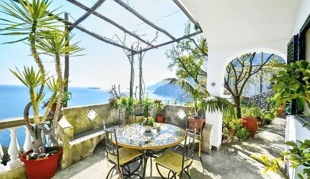 Casa Odetta: A bright apartment which faces the sun and the sea, with Free WI-FI.