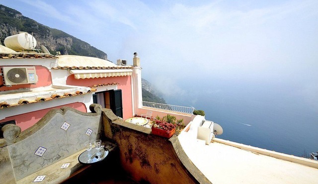 Casa Osvalda: A characteristic and welcoming independent house which faces the sun and the sea, with Free WI-FI.
