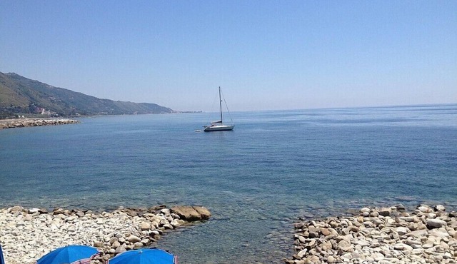 Casa Panna C: A cheerful apartment that is part of a small villa located right on the beach, with Free WI-FI.