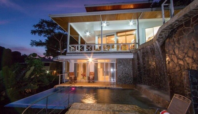 Casa Papillon: Waterfall pool, Jungle Views, Terrace, Sleeps 12