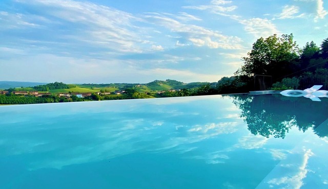 Casa Profumi di Barbera 8: Infinity Pool, 4 Luxurious Bedrooms & Historic Charm