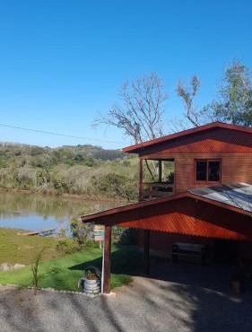 Casa rústica às margens do lago