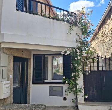 Casa rústica com terraço e jardim