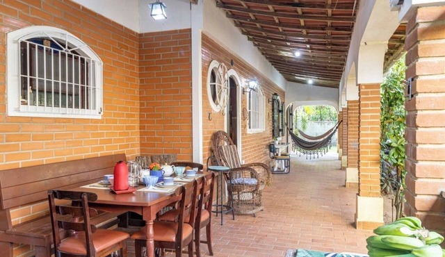 Casa rústica com Wi-Fi, garagem e aceita pet